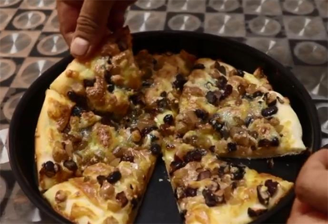 自制披萨,教你在家轻松做蜜豆披萨,做法简单,一看就会