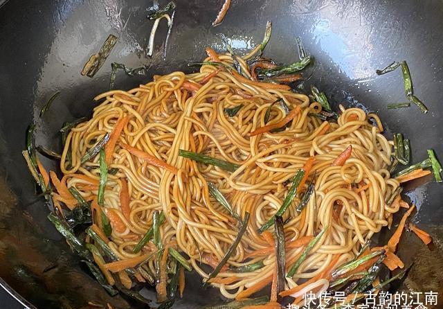 营养|1个人吃饭,我从不点外卖,荤素搭配营养足,网友:认真吃饭真好