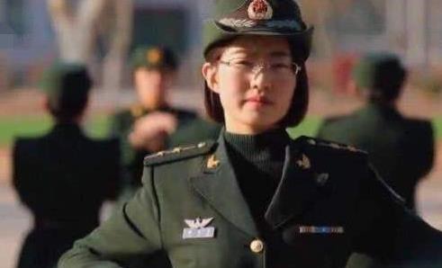 岁时|我国最年轻女兵,11岁时就光荣入伍,她的一项才能别人学不来