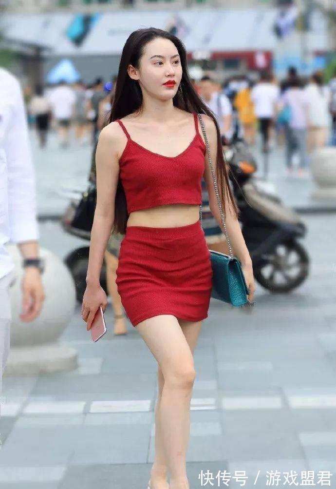 高跟鞋 小姐姐脚上搭配上一双防水台的高跟鞋,增加她身上的女人味气息