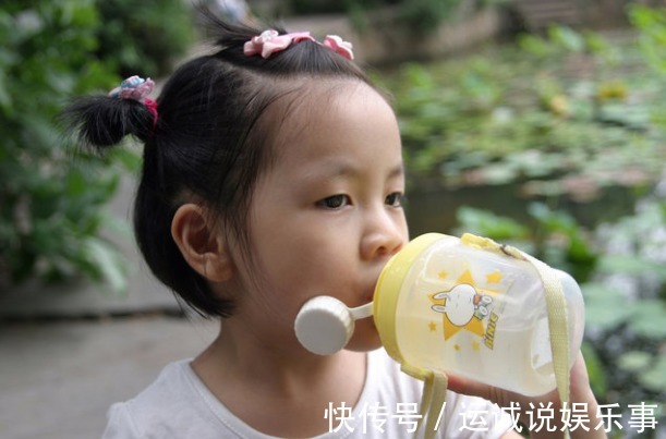 营养物质|提醒:别在3个时间强迫孩子喝水,容易积食还伤脾,父母长点心