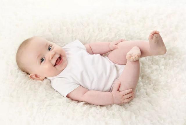 新生儿|被“拉黑”的三种新生儿衣服，第一类穿着可爱，却影响腿发育