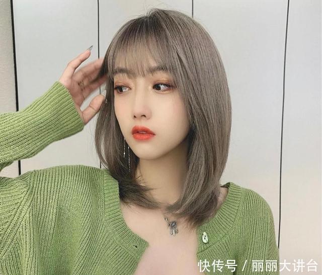 秋冬都在“剪短发”,超A女神范更有气质,基本都逃不出这4款发型