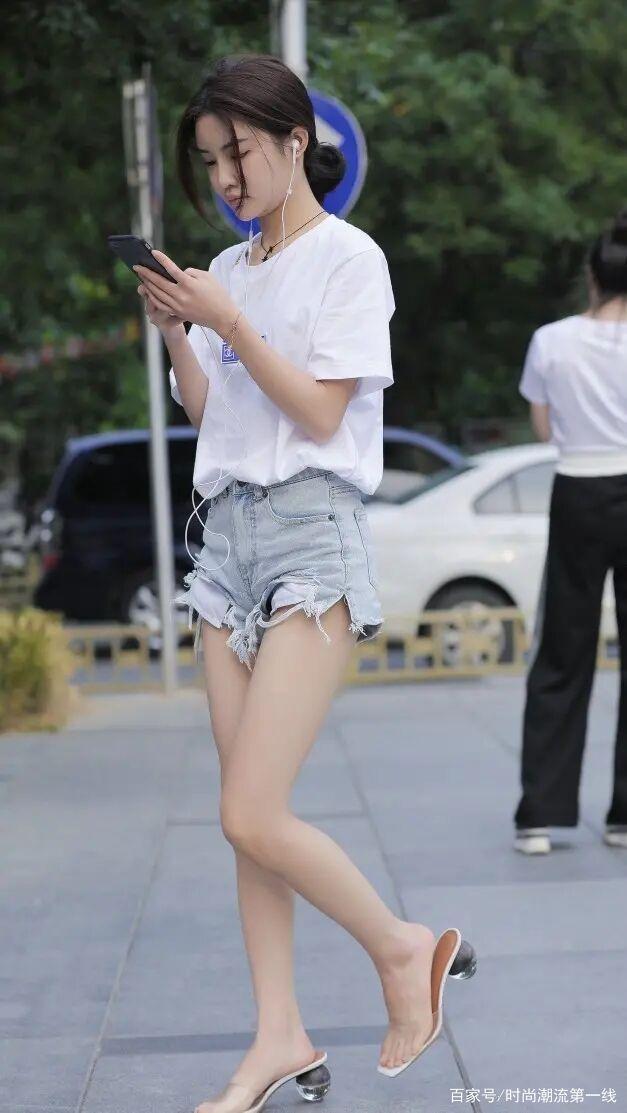 “短裤T恤”过时了切忌以偏概全，换一种风格尽显女人味！