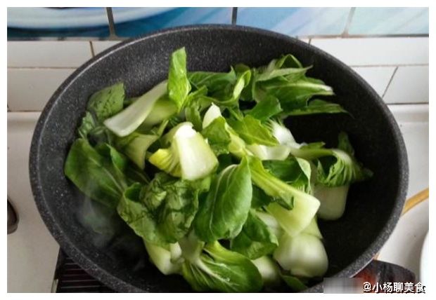 炒青菜怎么做颜色不发黑？50岁厨师长教你7个诀窍，青菜久放翠