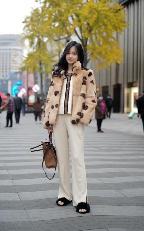 长大衣要让位了，今年“短外套+小白裤”正流行，时髦洋气不撞衫