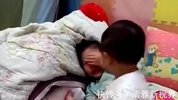 妈妈|1岁弟弟把3岁姐姐打得痛哭流涕,妈妈说的话却让人心寒,心疼姐姐
