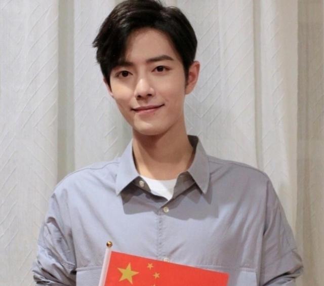 北京卫视|时隔一年肖战再次致敬医护人员,去年登台无宣发如今助力节目宣发!