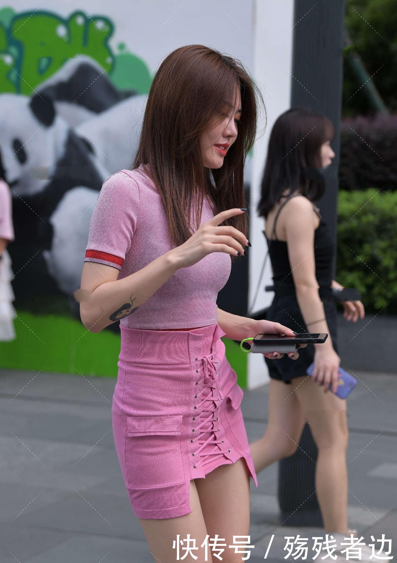 纯系穿搭很简约，全粉色渐变设计，温柔气质又青春