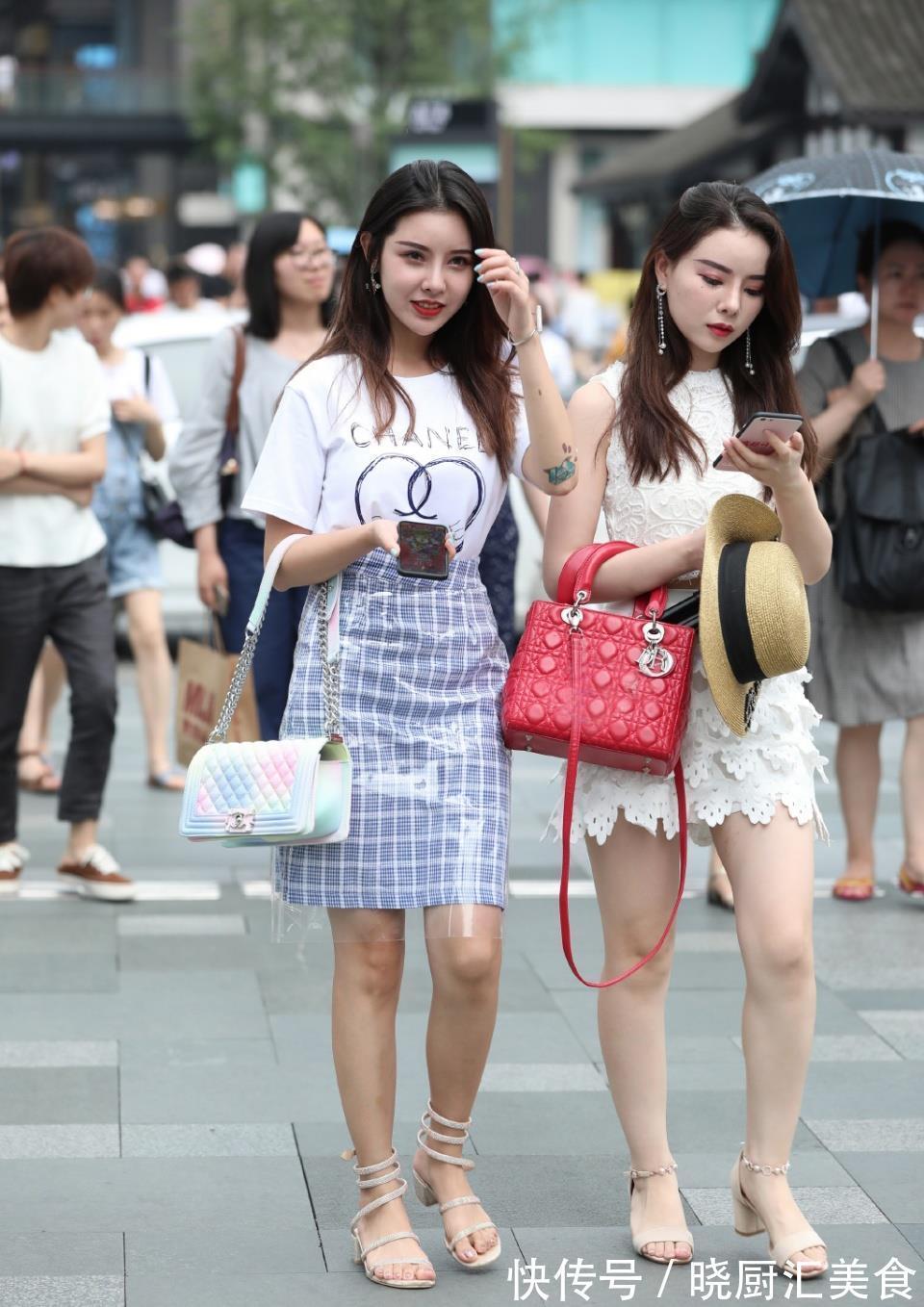 小姐姐|喧闹的街头,总有成对的闺蜜行走,一身裙装搭配,优雅美丽又清新