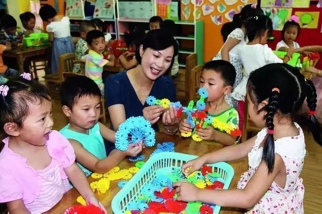 药水|幼儿园给娃喂“红色水”,妈妈去校质问,知晓“内幕”后羞愧不已