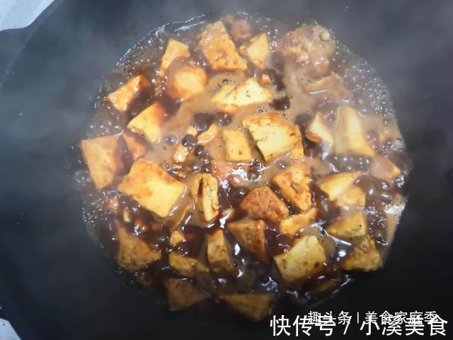 甜面酱|老豆腐这样做,比肉还好吃,香辣过瘾,二斤豆腐不够我家一顿吃的