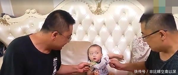 宝宝|2个爸爸一模一样, 1岁宝宝傻傻分不清, 宝宝懵圈难道喝奶喝醉了!