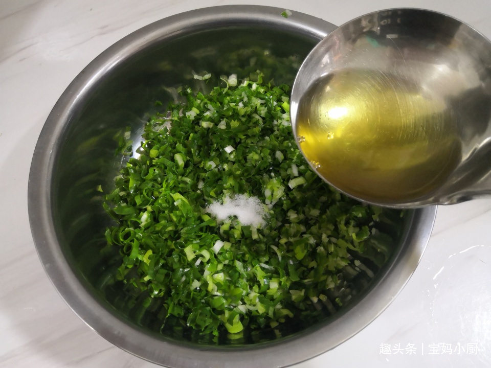 烙葱花饼，直接放葱花你就错了，多一步，立马香味扑鼻，老好吃了