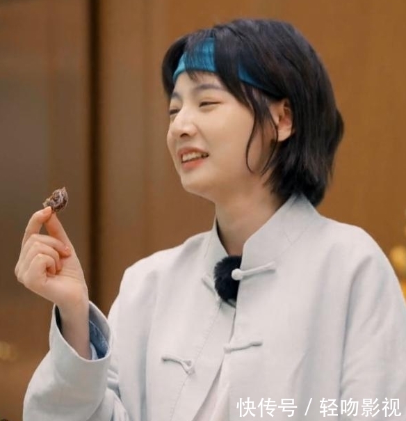 赵粤爬床睡觉,脚上毛绒袜子的颜色抢镜,观众们忍不住吐槽:这是多久没洗了?