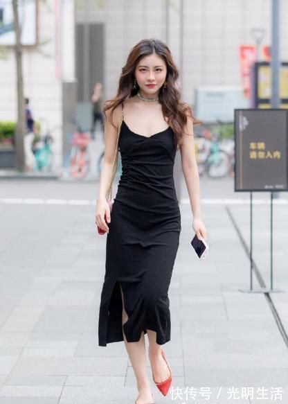 黑色 黑色真丝连衣裙质感轻薄,精致的穿搭显得十分自信,让美女多了几分成熟