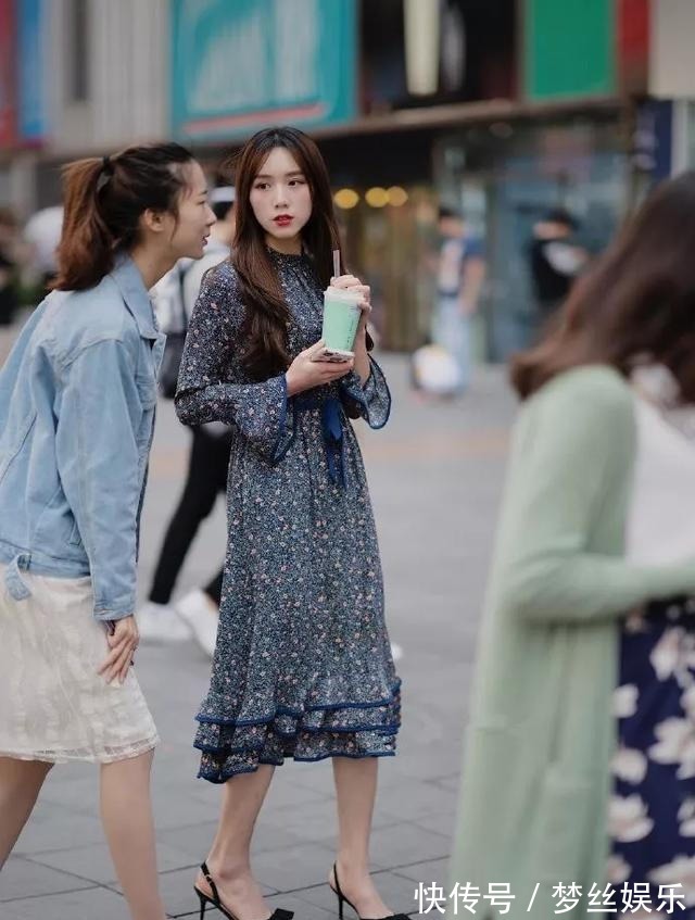 高跟鞋 美女身穿白色连衣裙搭配尖头的高跟鞋，更加闪闪发光惹人爱了
