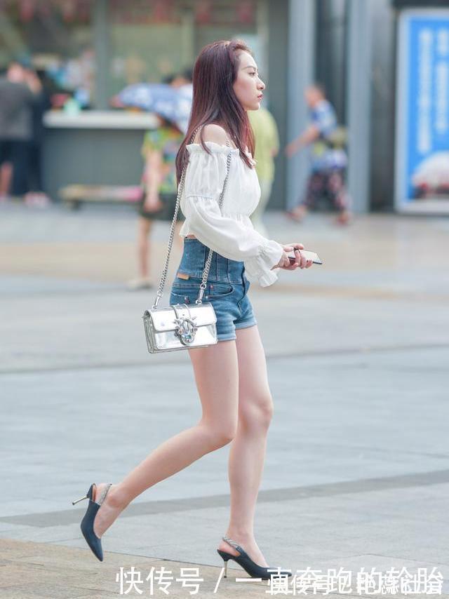 露肩上衣 小姐姐高腰牛仔搭配露肩上衣,既显气质又显身材,妥妥的气质女神