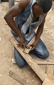 |搞笑GIF:妹子,你是不是第一次骑车?电动车是有刹车的