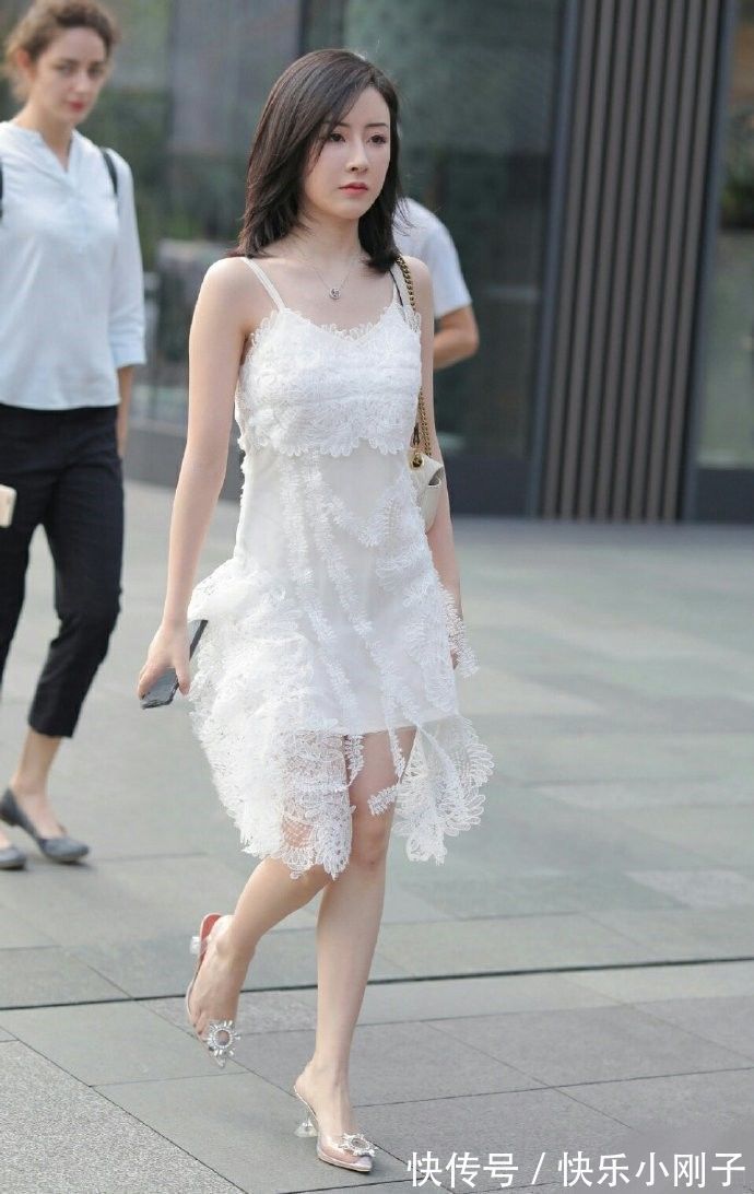 绣花 白色的蕾丝绣花连衣裙,不仅美的精致更是优雅美丽,舒适又清新