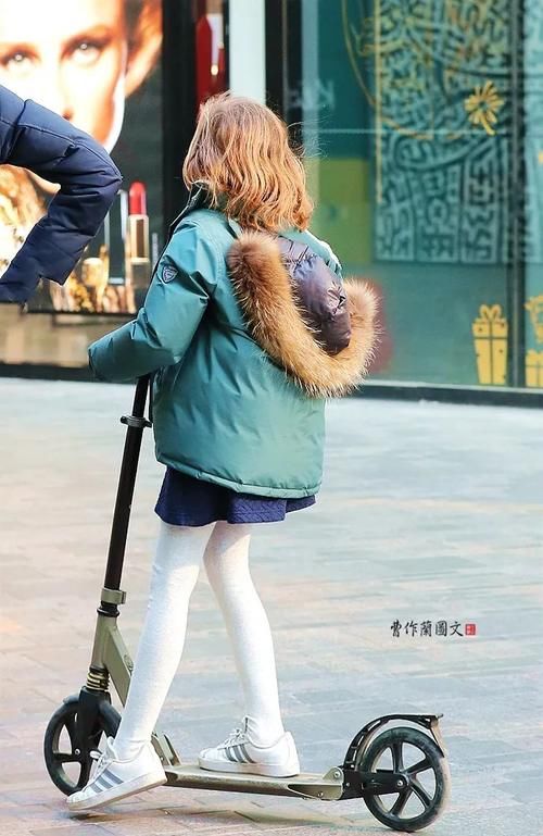 街拍:清新亮眼的白丝袜美女