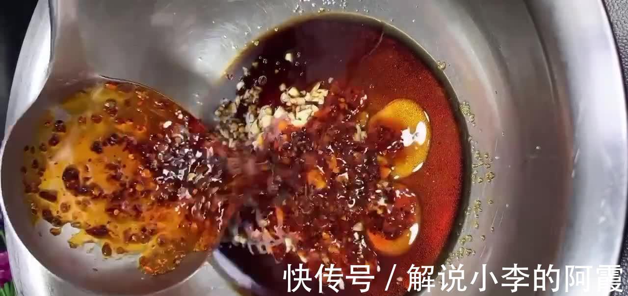 凉拌黄瓜，取材方便做法简单，鲜嫩爽脆酸辣开胃，越吃越上瘾