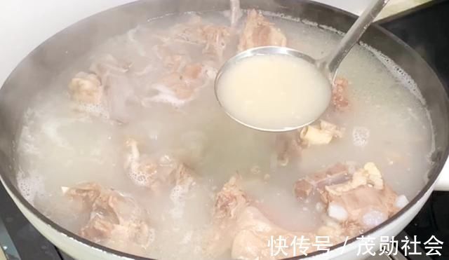 炖羊肉时，有人先焯水，有人直接炖，大厨：全都不对，教正确做法