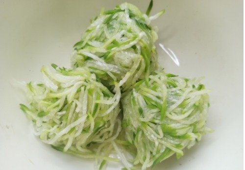 丸子|这才是萝卜丸子的传统做法,外酥里嫩,不加一滴水,凉了也不会硬