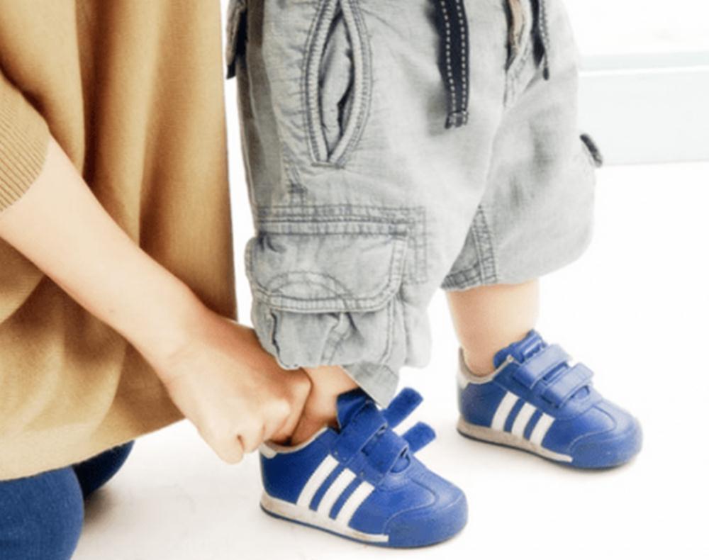 危害|孩子再喜欢这种鞋,妈妈也要尽量避免购买,潜藏的危害很大