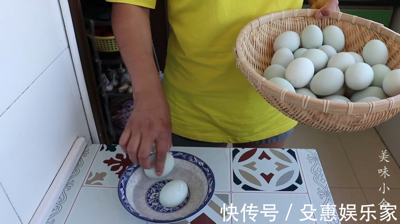 40年腌咸鸭蛋的老方法，100％冒油起沙，2分钟学会，10天就能吃