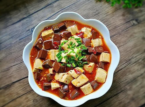 美食推荐：香辣滑嫩鸳鸯豆腐，鱿鱼须炒蒜薹，杏鲍菇炒牛肉，孜然烤虾