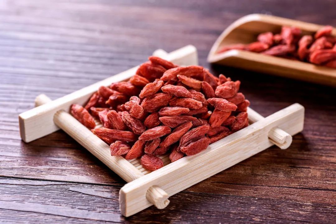 泡水|黄芪泡水的3个天然“搭档”,可排毒降火,第三个很多人都不知道