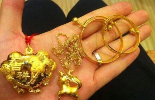 不法分子|女儿第一天上幼儿园，金脚链就不见了，宝妈怒找老师反被打脸