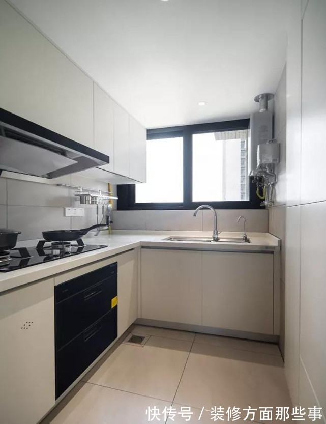 北欧风|90平北欧风二居室,餐厅看向客厅明亮而惬意,黑色线条灯具呼应