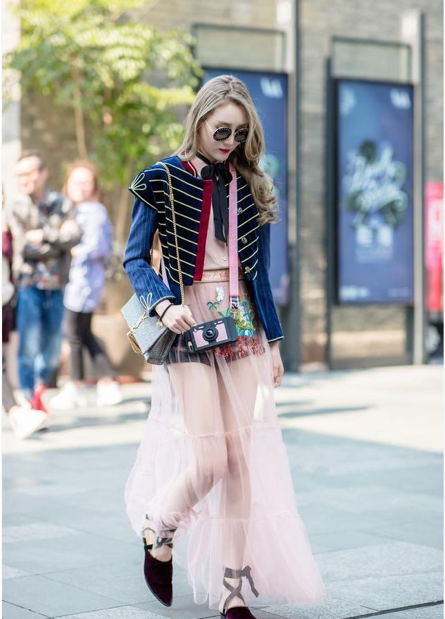 美女|身穿百褶皱裙的美女,红色头发很有个性,尽显时尚美