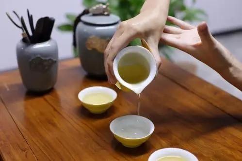 医生|长期喝茶的人与喝白开水的人相比，哪个更健康？医生告诉你答案