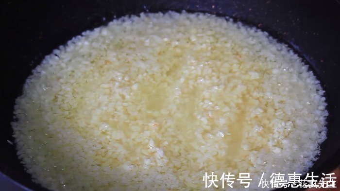 把1斤大蒜，往油锅里一扔，金黄酥脆又好吃，拌面煮汤太香了