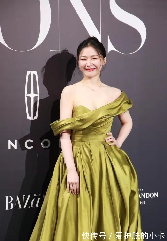 高挑|金靖真是深藏不露!穿一字肩绿色礼服,皮肤白得晃眼身材也吸睛