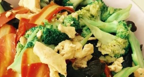 炒西兰花时,直接焯水就错了,用这一步代替,清脆可口,营养入味