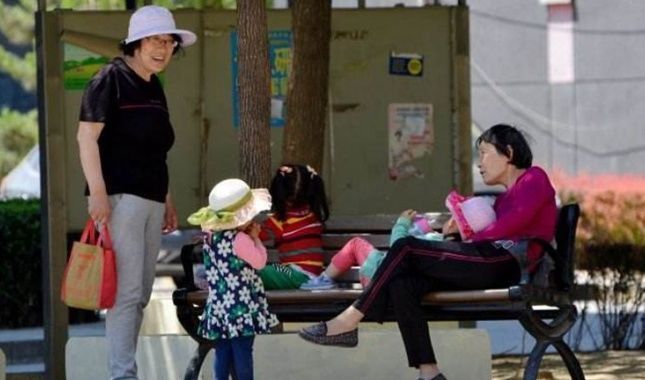 为什么姥姥成了带娃主力军,并非奶奶不管不顾,而是压根没选择权