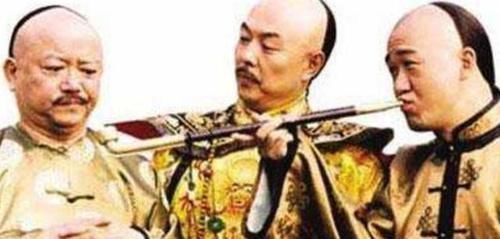 乾隆一上联:金木水火土,和珅纪晓岚各自对出下联,谁对得好