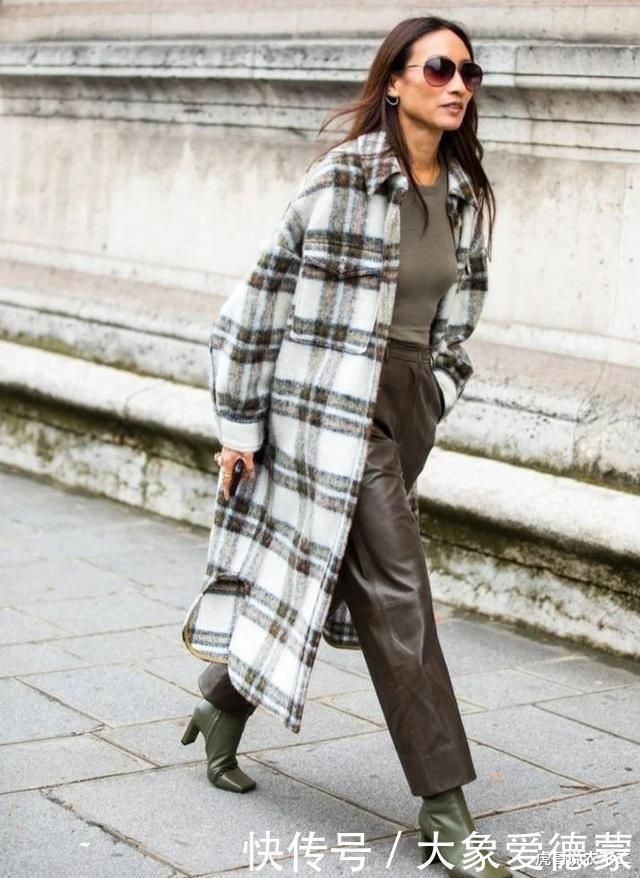单色|别总穿单色大衣,今年火了“格子大衣”,叠穿针织衫太洋气了