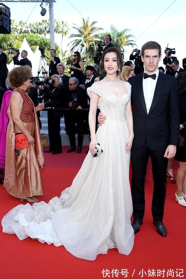 女生们|刘翔前妻挎着外国人,感觉比外国人还白,紧身裙子更显高挑