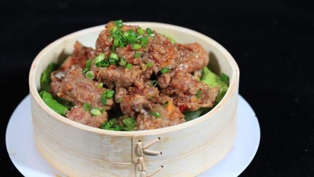 做粉蒸排骨时，直接下锅蒸大错特错，多加一步，排骨软糯可口