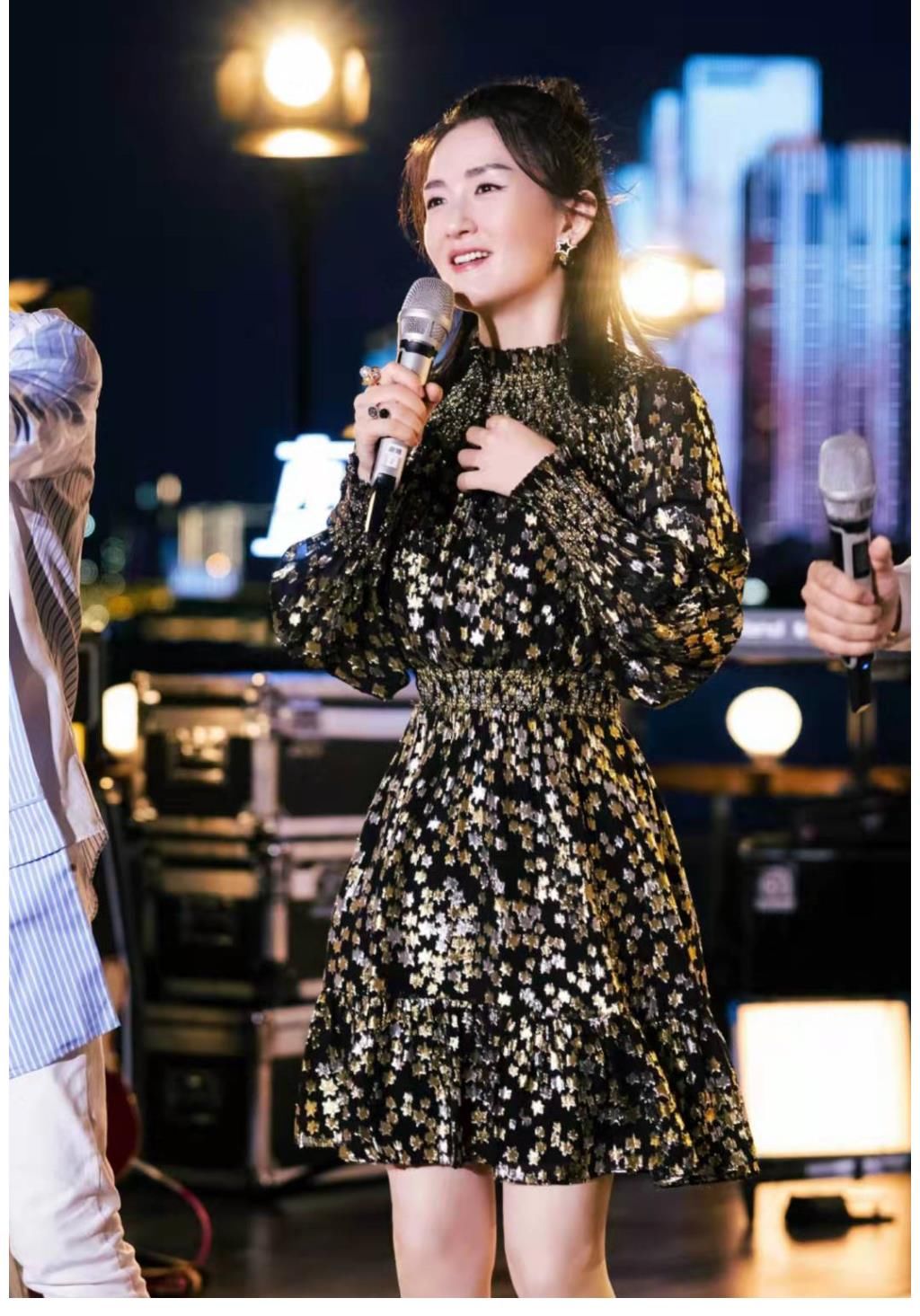 谢娜|芒果台中秋晚会太冷清！谢娜产后首秀状态不佳，去流量后收视暴跌