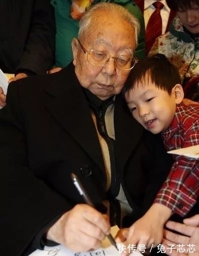 题字#华国锋题字圆厚雄强,既有颜楷的端正,又有柳楷的筋骨,筋骨尽显