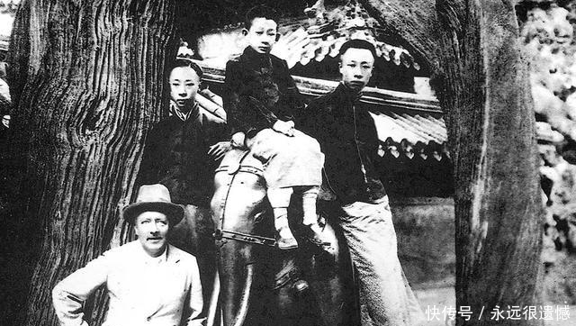 婉容|末代皇帝溥仪一家私房照:图5是末代皇后婉容在吹箫