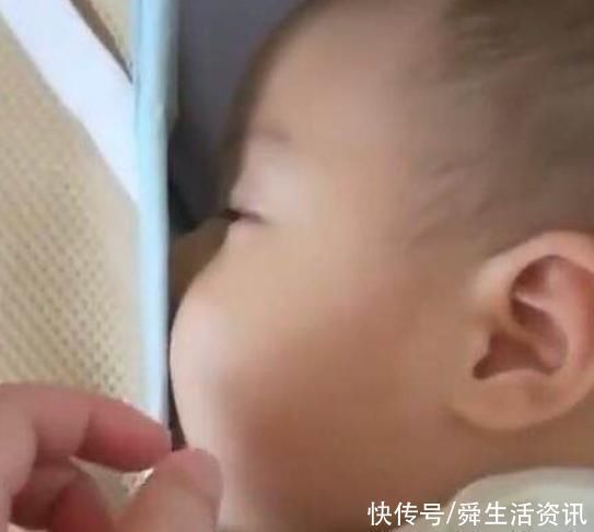 儿媳妇|小宝宝在熟睡,奶奶发现他嘴巴在动,掀开被子后被逗笑了