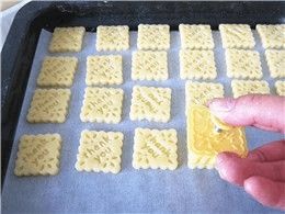 蛋黄酥饼干的家常做法，吃得停不下来！