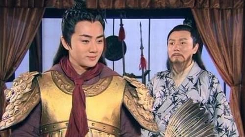 离开|为了招贤纳士,王世充在门前竖起三块牌子,程咬金看后立马离开他